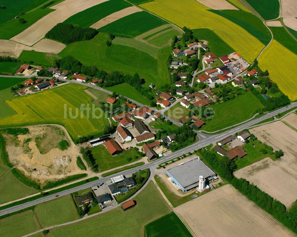 Nindorf aus der Vogelperspektive: Dorfkern am Feldrand in Nindorf im Bundesland Bayern, Deutschland