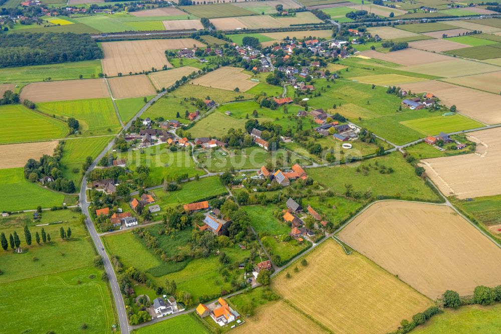 Norddinker von oben - Dorfkern am Feldrand in Norddinker im Bundesland Nordrhein-Westfalen, Deutschland