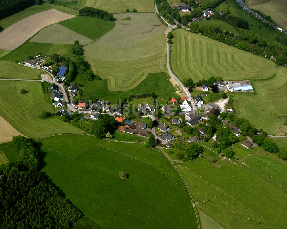 Nordhellen aus der Vogelperspektive: Dorfkern am Feldrand in Nordhellen im Bundesland Nordrhein-Westfalen, Deutschland