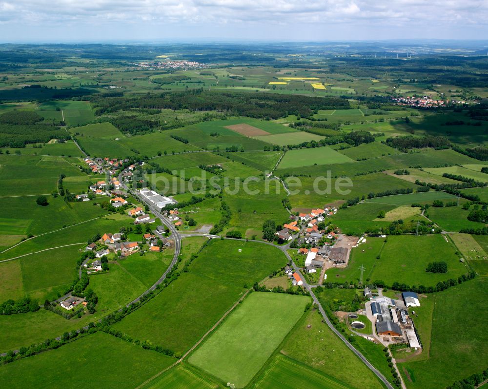 Nösberts-Weidmoos von oben - Dorfkern am Feldrand in Nösberts-Weidmoos im Bundesland Hessen, Deutschland