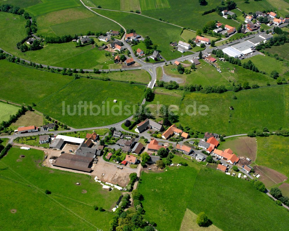 Nösberts-Weidmoos aus der Vogelperspektive: Dorfkern am Feldrand in Nösberts-Weidmoos im Bundesland Hessen, Deutschland