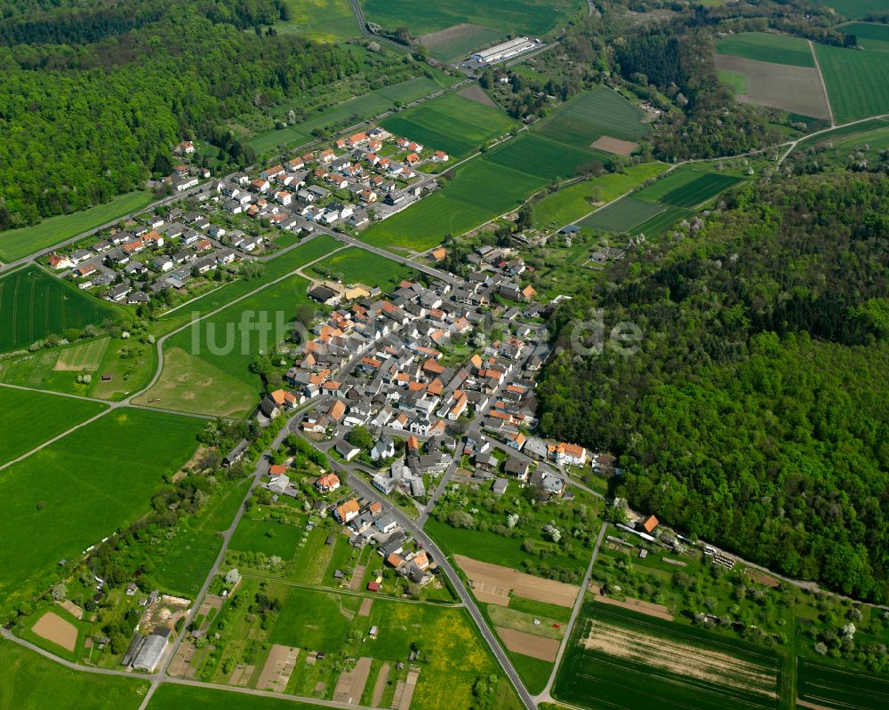 Ober-Bessingen aus der Vogelperspektive: Dorfkern am Feldrand in Ober-Bessingen im Bundesland Hessen, Deutschland