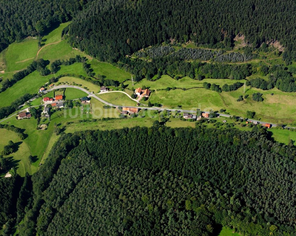 Ober-Hainbrunn von oben - Dorfkern am Feldrand in Ober-Hainbrunn im Bundesland Hessen, Deutschland