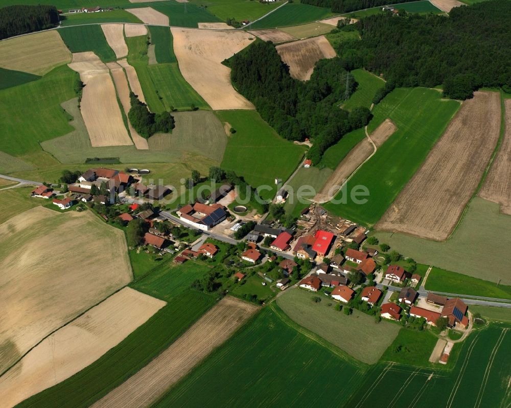 Oberbirnbach aus der Vogelperspektive: Dorfkern am Feldrand in Oberbirnbach im Bundesland Bayern, Deutschland