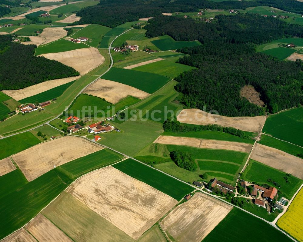 Oberbrennberg von oben - Dorfkern am Feldrand in Oberbrennberg im Bundesland Bayern, Deutschland