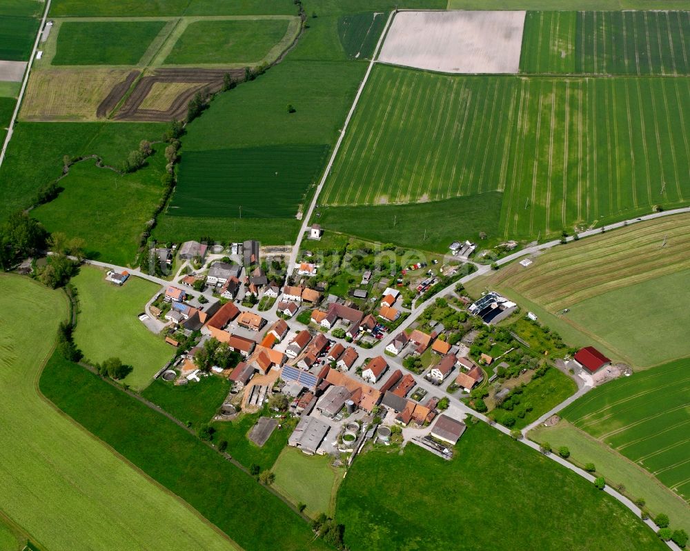 Oberfelden von oben - Dorfkern am Feldrand in Oberfelden im Bundesland Bayern, Deutschland