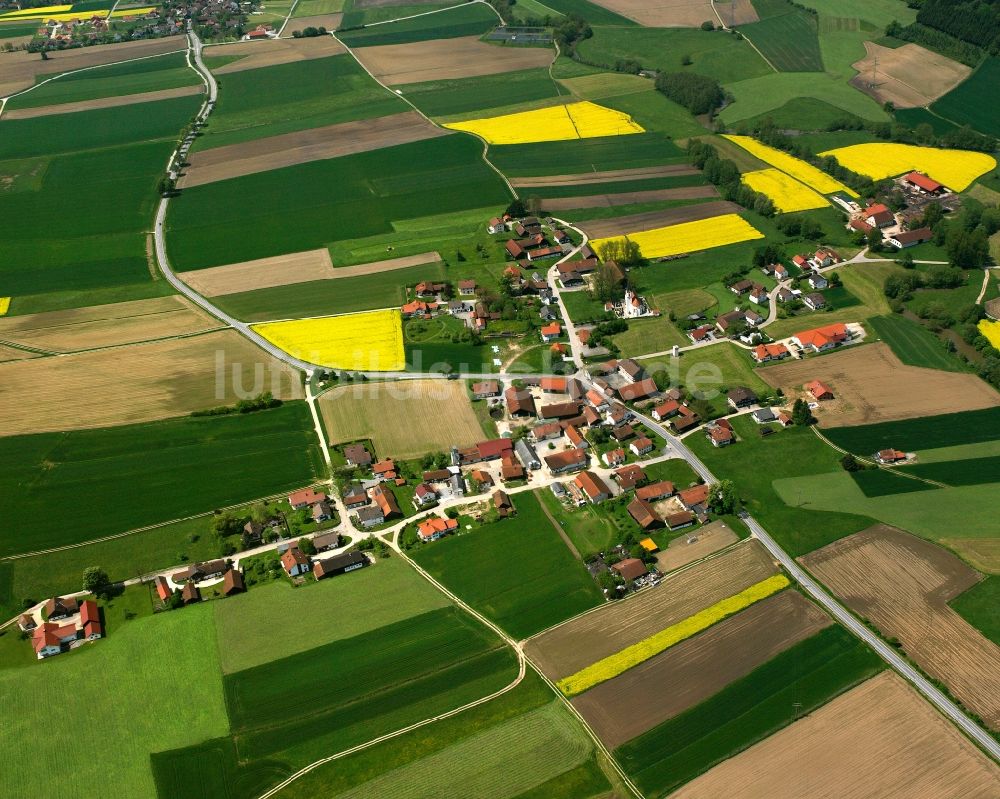 Obergrafendorf aus der Vogelperspektive: Dorfkern am Feldrand in Obergrafendorf im Bundesland Bayern, Deutschland