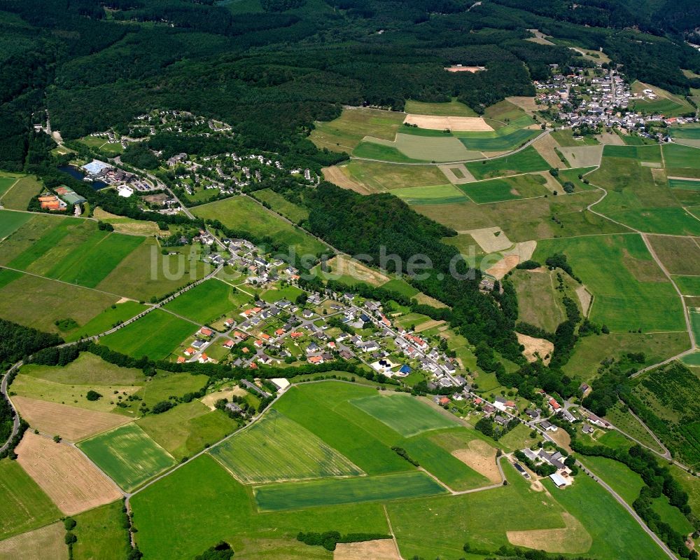 Oberhambach aus der Vogelperspektive: Dorfkern am Feldrand in Oberhambach im Bundesland Rheinland-Pfalz, Deutschland