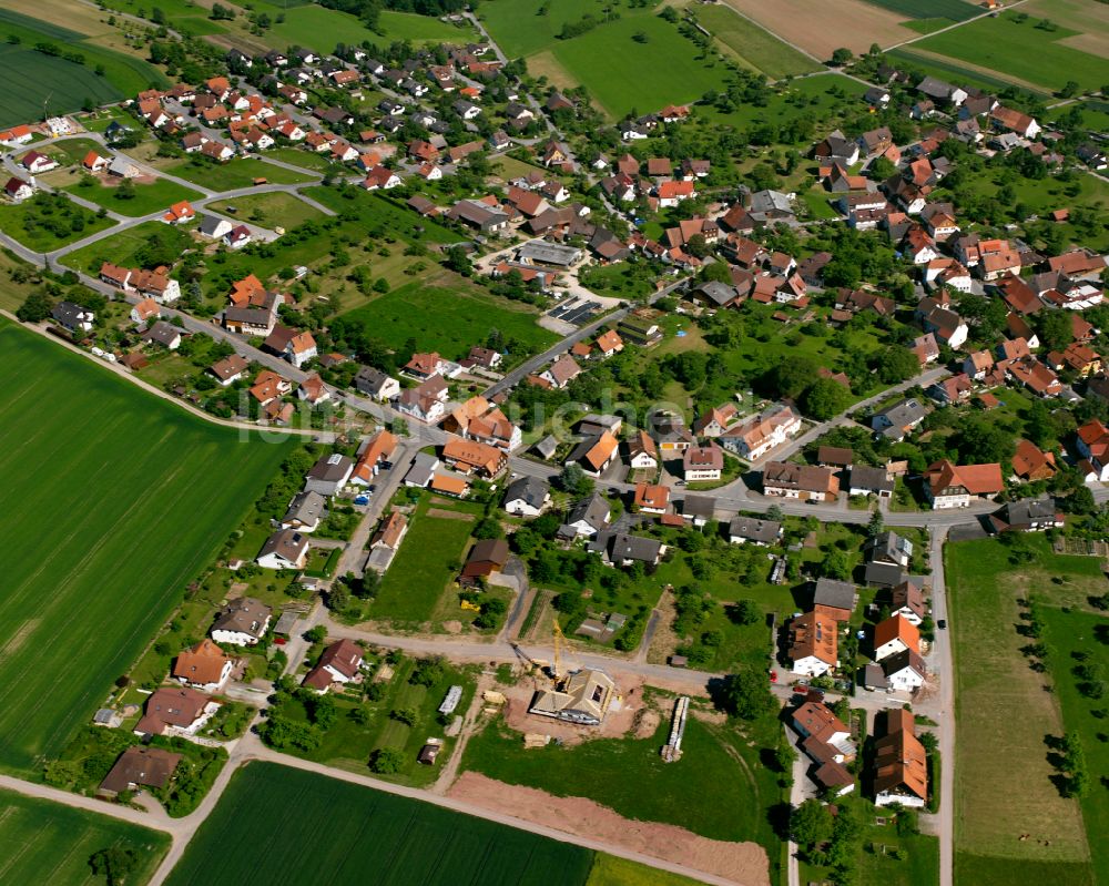 Oberhaugstett aus der Vogelperspektive: Dorfkern am Feldrand in Oberhaugstett im Bundesland Baden-Württemberg, Deutschland