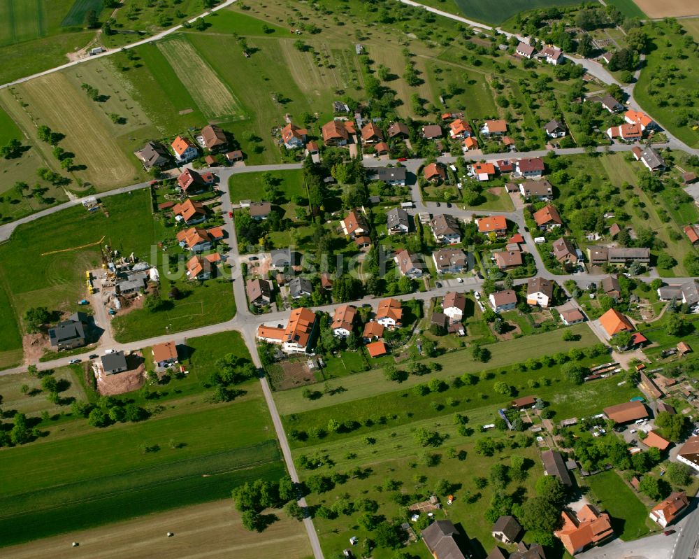 Oberhaugstett aus der Vogelperspektive: Dorfkern am Feldrand in Oberhaugstett im Bundesland Baden-Württemberg, Deutschland