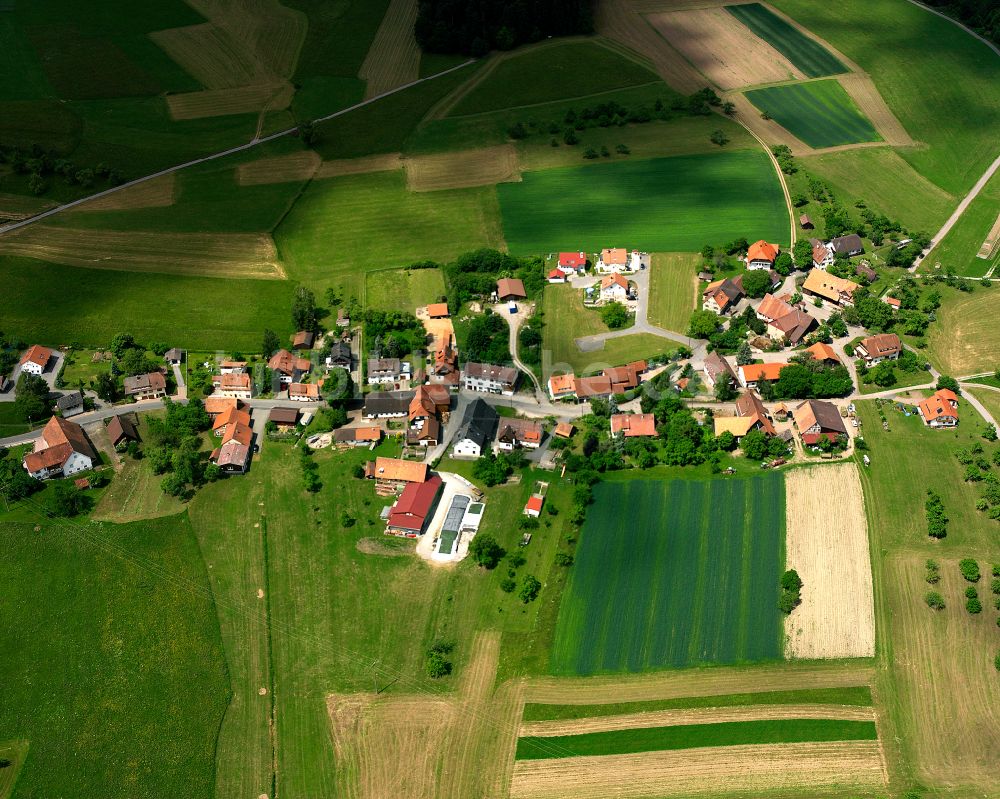 Oberhaugstett von oben - Dorfkern am Feldrand in Oberhaugstett im Bundesland Baden-Württemberg, Deutschland