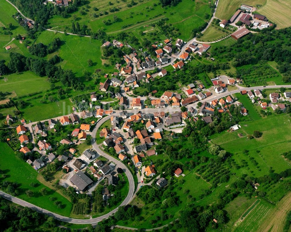 Oberheimbach aus der Vogelperspektive: Dorfkern am Feldrand in Oberheimbach im Bundesland Baden-Württemberg, Deutschland