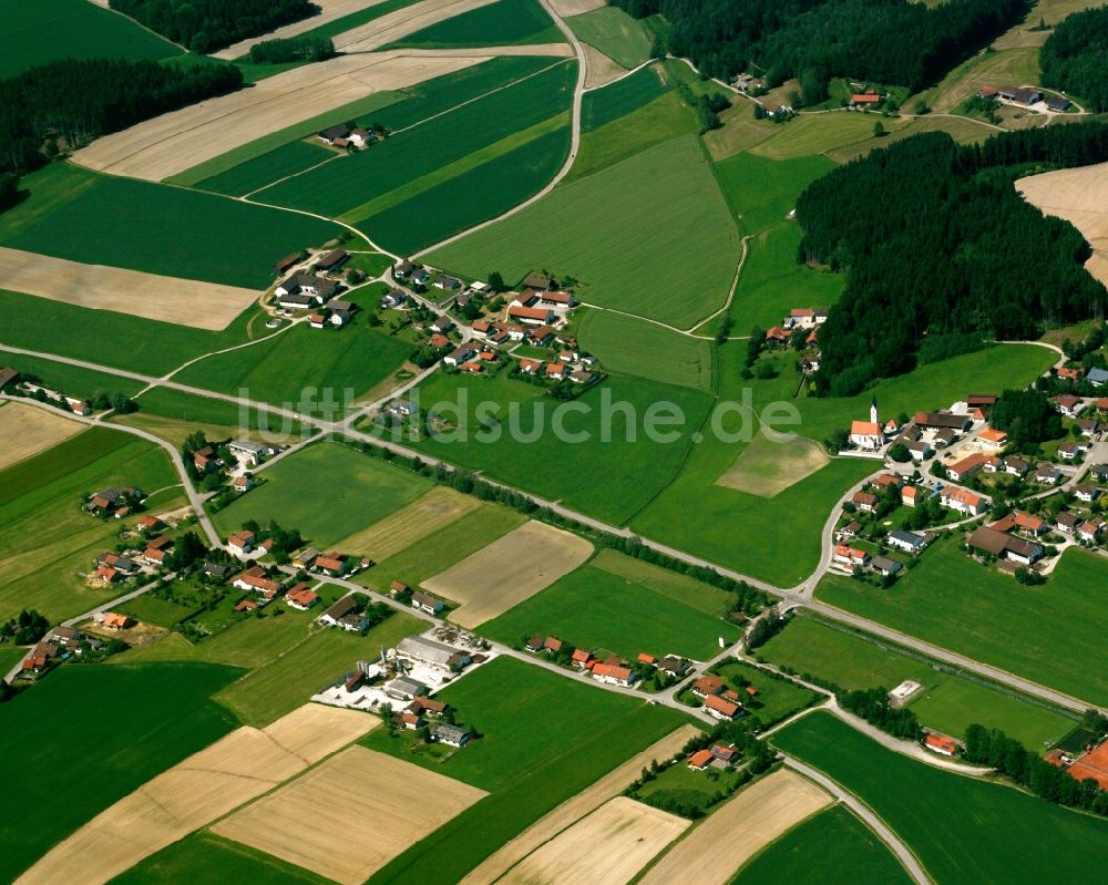 Oberkirchberg aus der Vogelperspektive: Dorfkern am Feldrand in Oberkirchberg im Bundesland Bayern, Deutschland