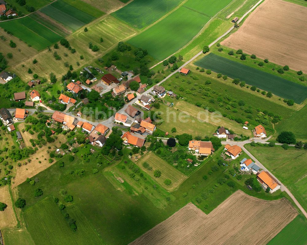 Oberkollwangen von oben - Dorfkern am Feldrand in Oberkollwangen im Bundesland Baden-Württemberg, Deutschland