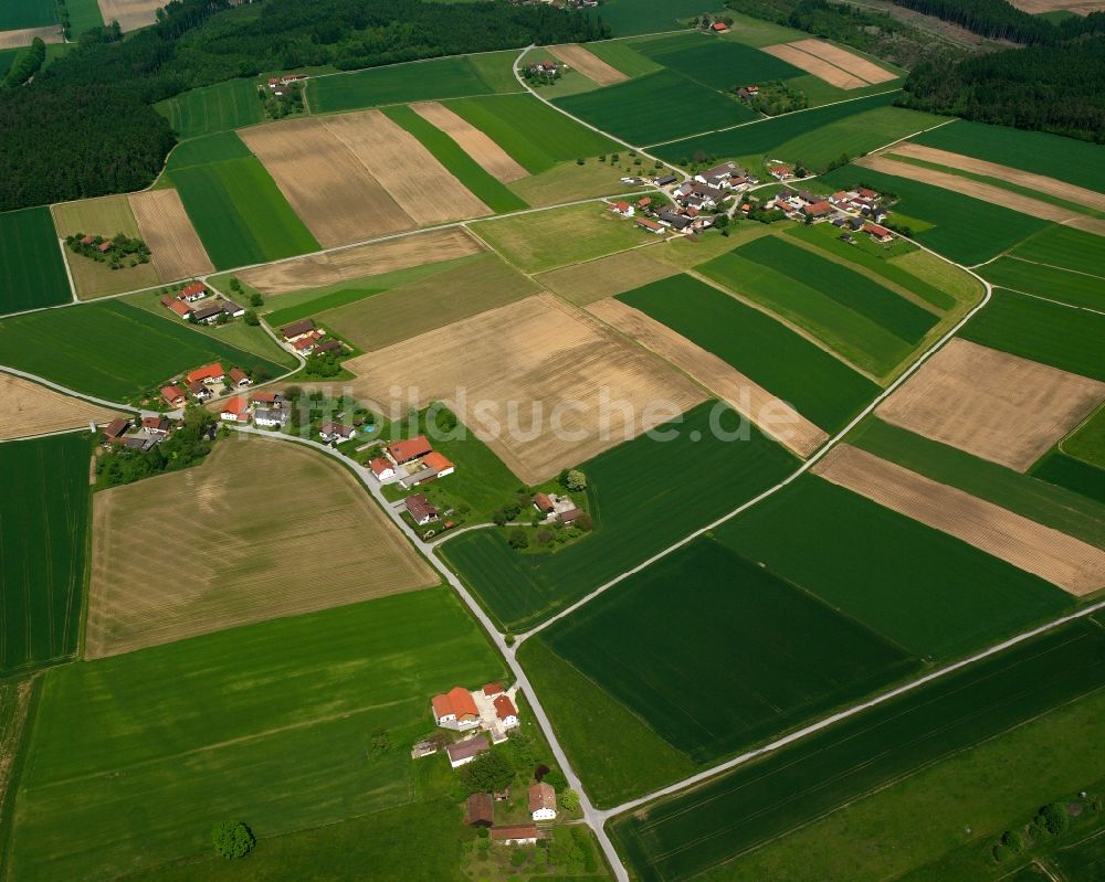 Oberlaimbach aus der Vogelperspektive: Dorfkern am Feldrand in Oberlaimbach im Bundesland Bayern, Deutschland