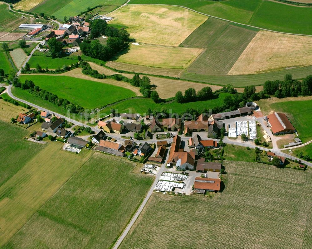 Obermühl aus der Vogelperspektive: Dorfkern am Feldrand in Obermühl im Bundesland Bayern, Deutschland