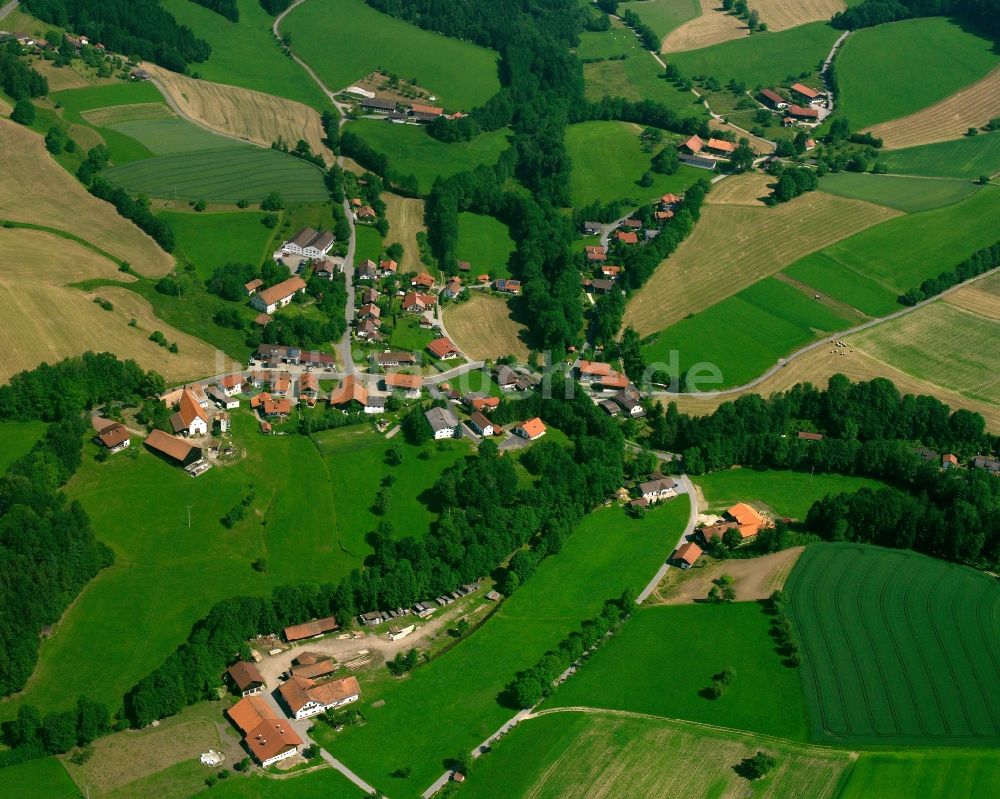 Obermühlbach von oben - Dorfkern am Feldrand in Obermühlbach im Bundesland Bayern, Deutschland