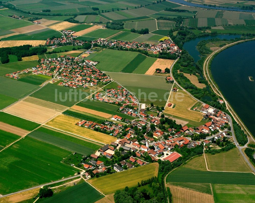 Obermotzing aus der Vogelperspektive: Dorfkern am Feldrand in Obermotzing im Bundesland Bayern, Deutschland