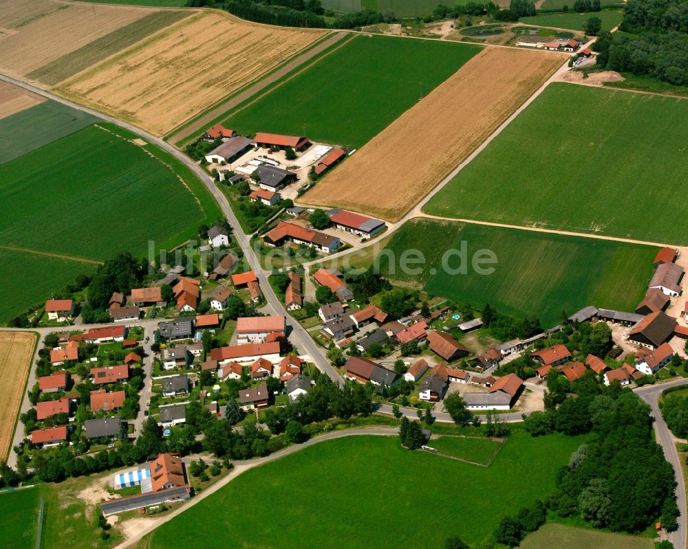 Obermotzing aus der Vogelperspektive: Dorfkern am Feldrand in Obermotzing im Bundesland Bayern, Deutschland