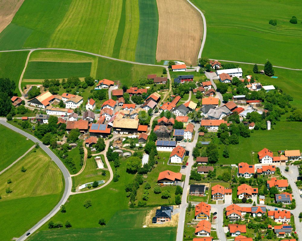 Oberndorf von oben - Dorfkern am Feldrand in Oberndorf im Bundesland Bayern, Deutschland