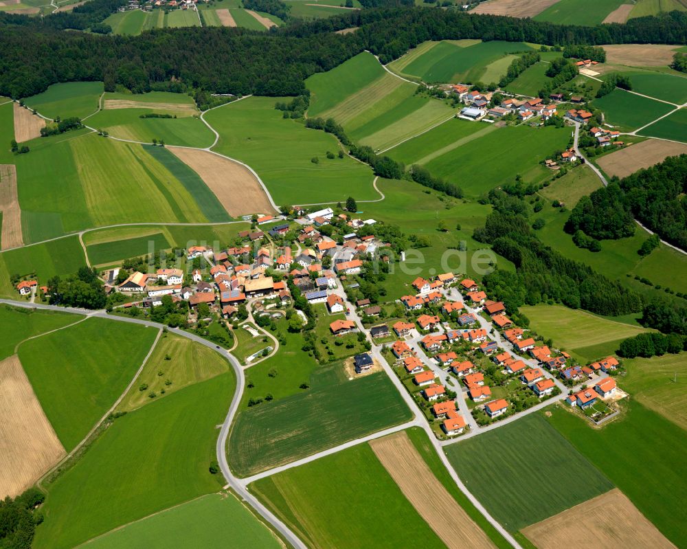 Oberndorf aus der Vogelperspektive: Dorfkern am Feldrand in Oberndorf im Bundesland Bayern, Deutschland