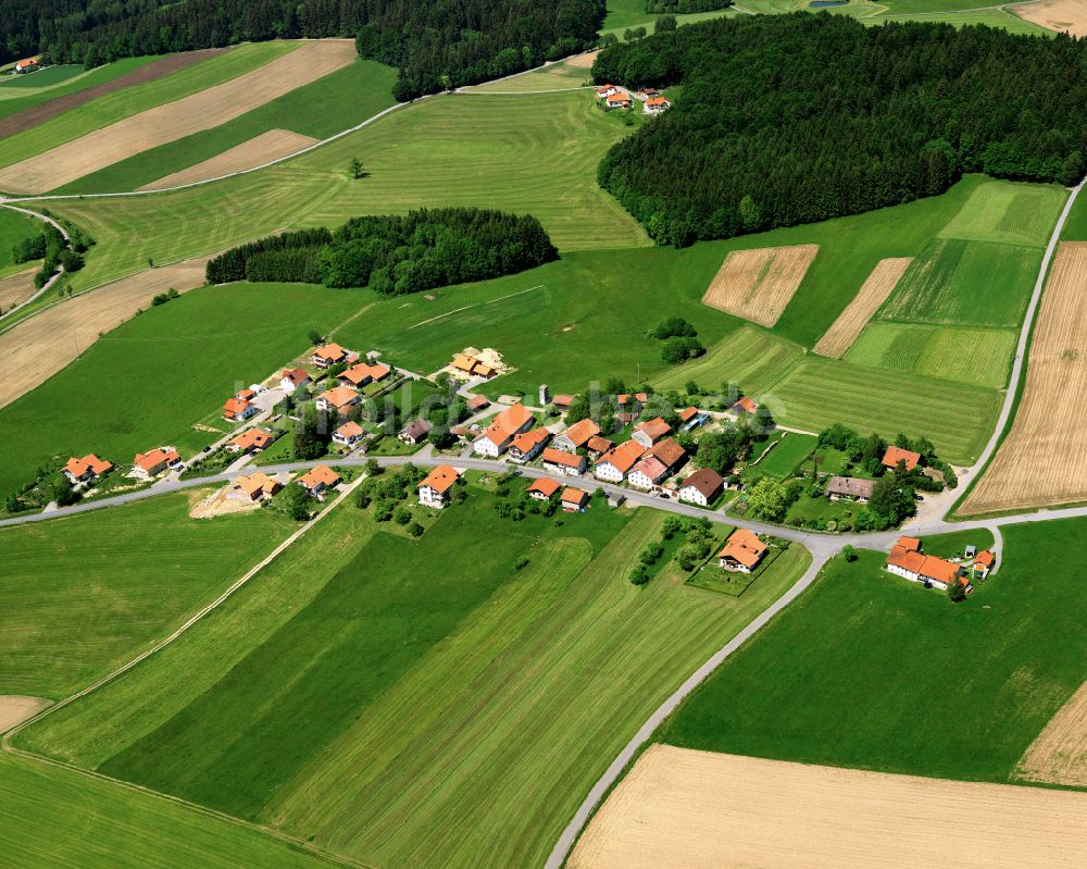 Oberndorf aus der Vogelperspektive: Dorfkern am Feldrand in Oberndorf im Bundesland Bayern, Deutschland