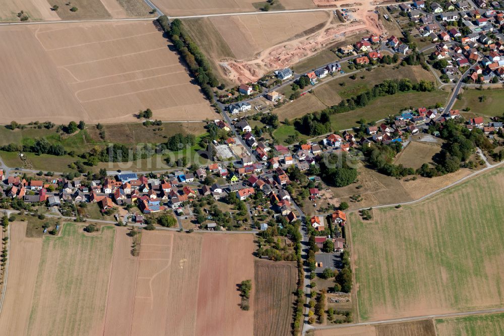 Oberndorf aus der Vogelperspektive: Dorfkern am Feldrand in Oberndorf im Bundesland Bayern, Deutschland