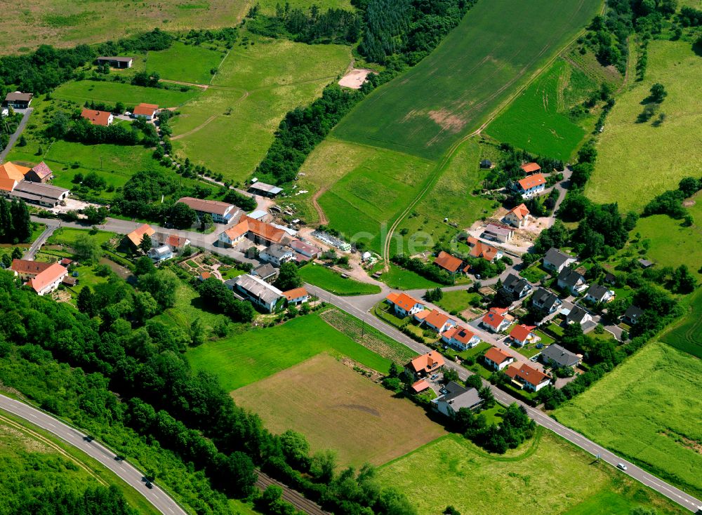 Oberndorf aus der Vogelperspektive: Dorfkern am Feldrand in Oberndorf im Bundesland Rheinland-Pfalz, Deutschland