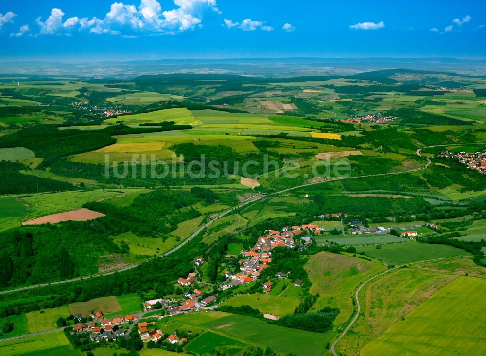 Oberndorf aus der Vogelperspektive: Dorfkern am Feldrand in Oberndorf im Bundesland Rheinland-Pfalz, Deutschland