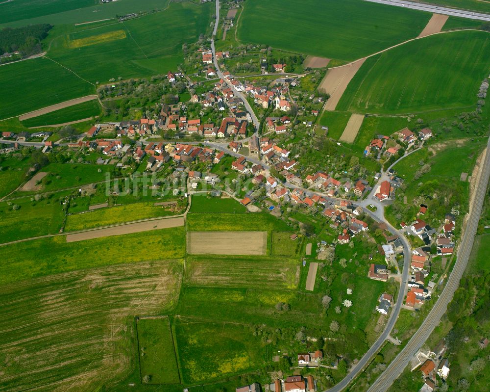 Oberndorf aus der Vogelperspektive: Dorfkern am Feldrand in Oberndorf im Bundesland Thüringen, Deutschland