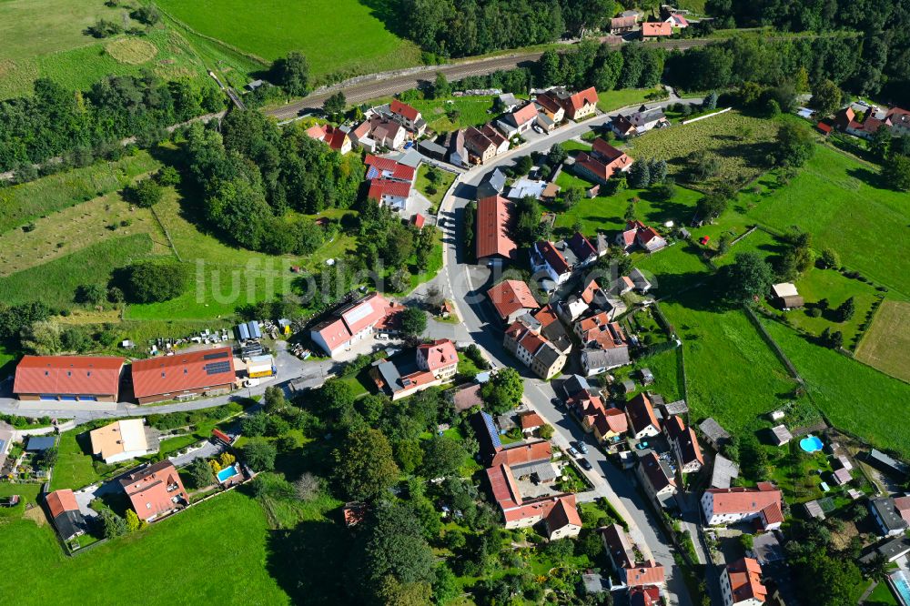 Oberndorf aus der Vogelperspektive: Dorfkern am Feldrand in Oberndorf im Bundesland Thüringen, Deutschland