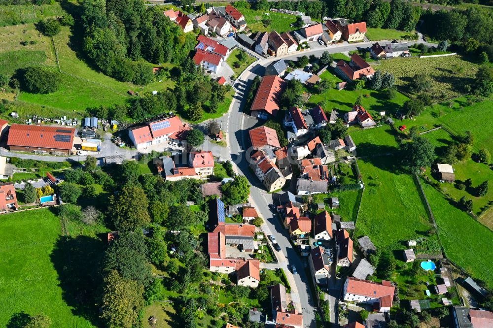 Oberndorf von oben - Dorfkern am Feldrand in Oberndorf im Bundesland Thüringen, Deutschland