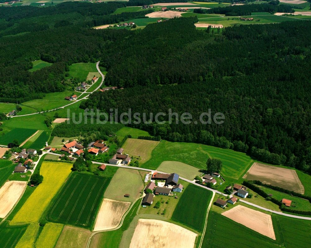 Oberradlsbach von oben - Dorfkern am Feldrand in Oberradlsbach im Bundesland Bayern, Deutschland