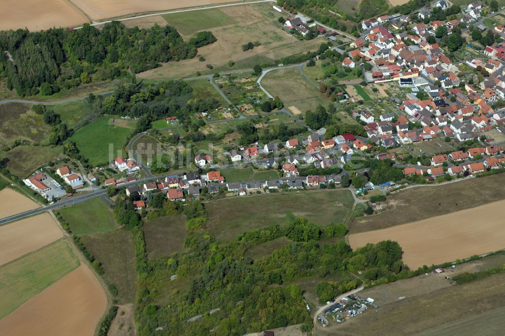 Obersfeld aus der Vogelperspektive: Dorfkern am Feldrand in Obersfeld im Bundesland Bayern, Deutschland