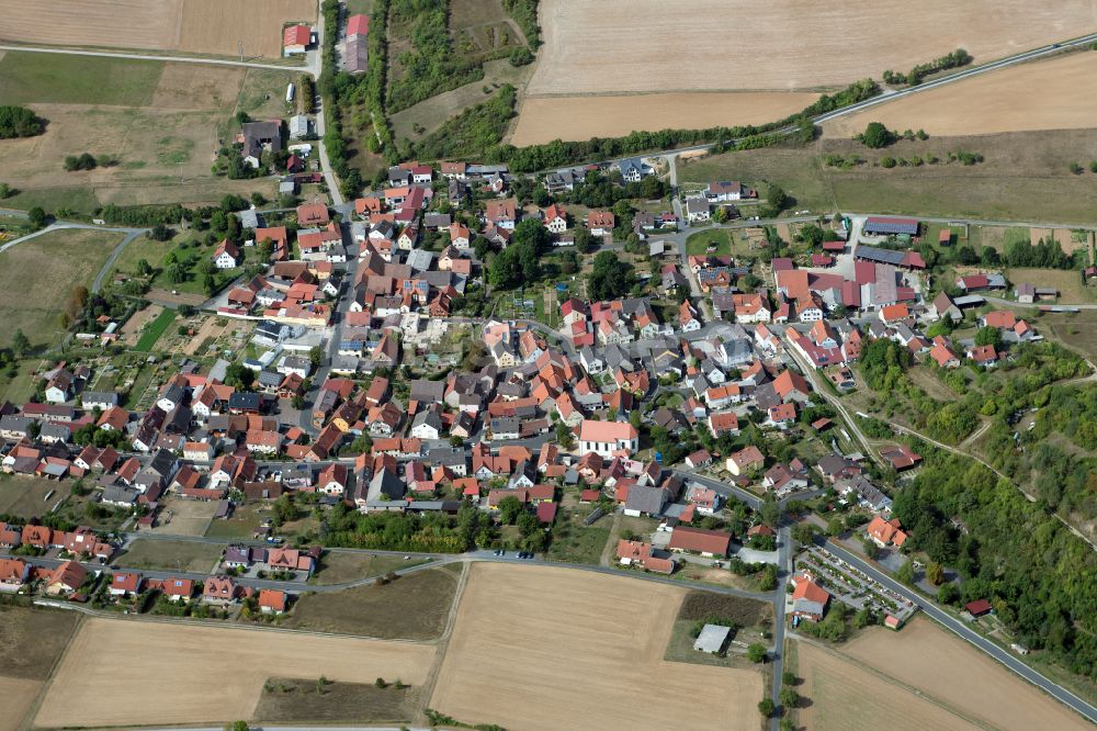 Obersfeld von oben - Dorfkern am Feldrand in Obersfeld im Bundesland Bayern, Deutschland