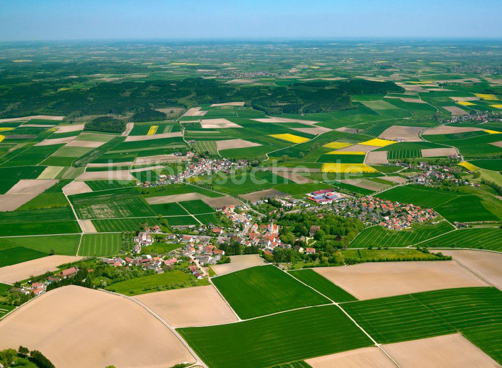 Oberstadion aus der Vogelperspektive: Dorfkern am Feldrand in Oberstadion im Bundesland Baden-Württemberg, Deutschland