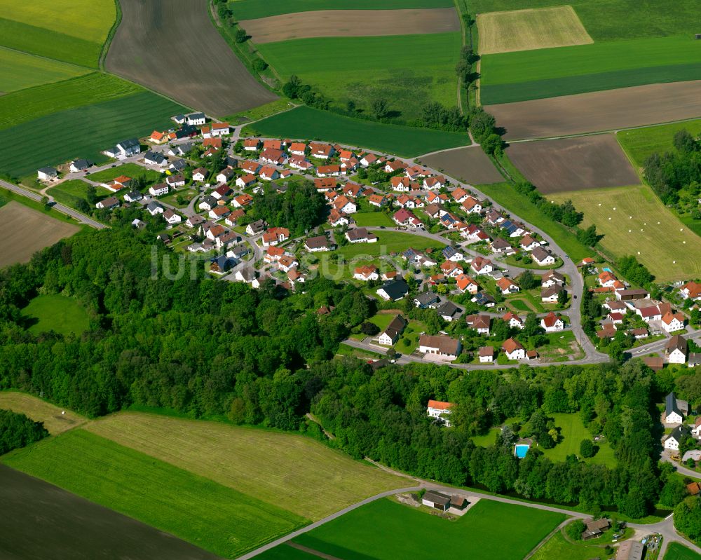 Obersulmetingen von oben - Dorfkern am Feldrand in Obersulmetingen im Bundesland Baden-Württemberg, Deutschland