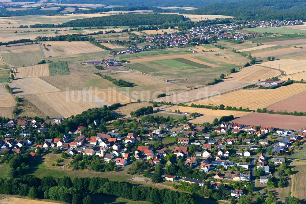 Oberthulba aus der Vogelperspektive: Dorfkern am Feldrand in Oberthulba im Bundesland Bayern, Deutschland