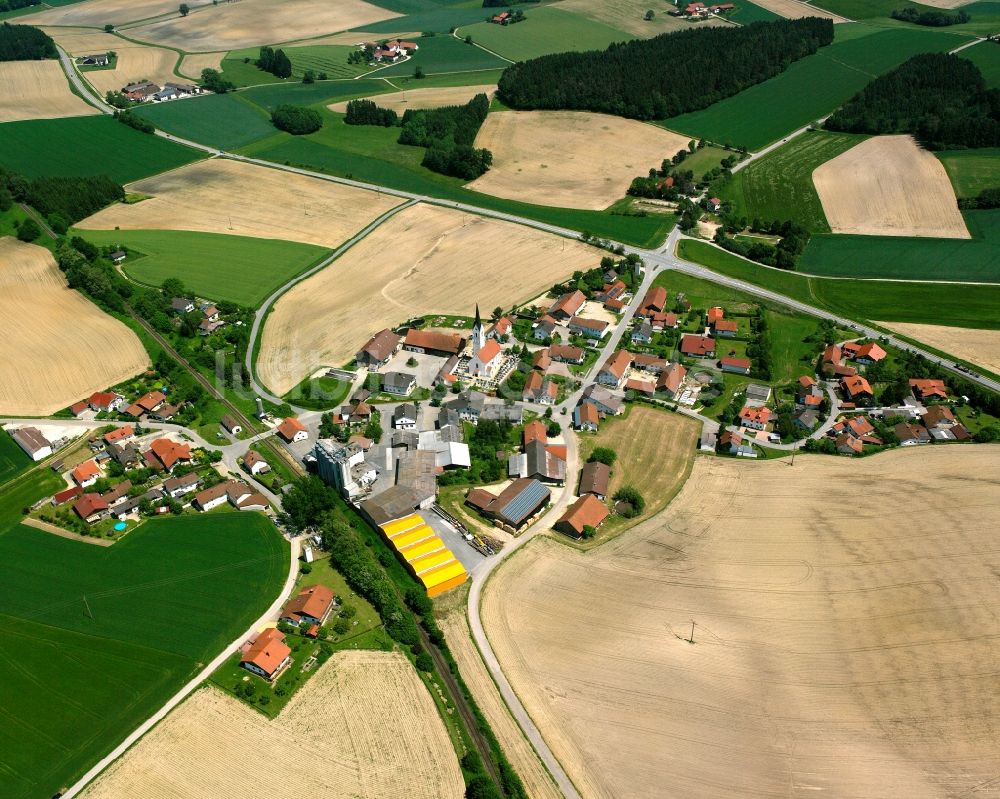 Obertrennbach von oben - Dorfkern am Feldrand in Obertrennbach im Bundesland Bayern, Deutschland