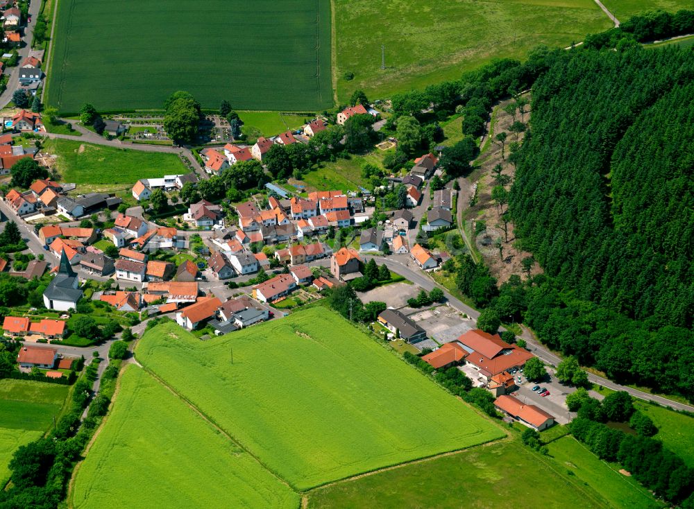 Luftbild Oberwiesen - Dorfkern am Feldrand in Oberwiesen im Bundesland Rheinland-Pfalz, Deutschland