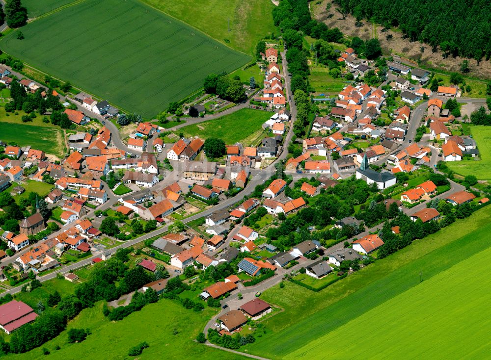 Oberwiesen von oben - Dorfkern am Feldrand in Oberwiesen im Bundesland Rheinland-Pfalz, Deutschland