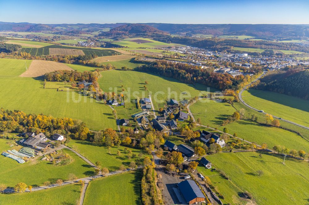 Obringhausen aus der Vogelperspektive: Dorfkern am Feldrand in Obringhausen im Bundesland Nordrhein-Westfalen, Deutschland