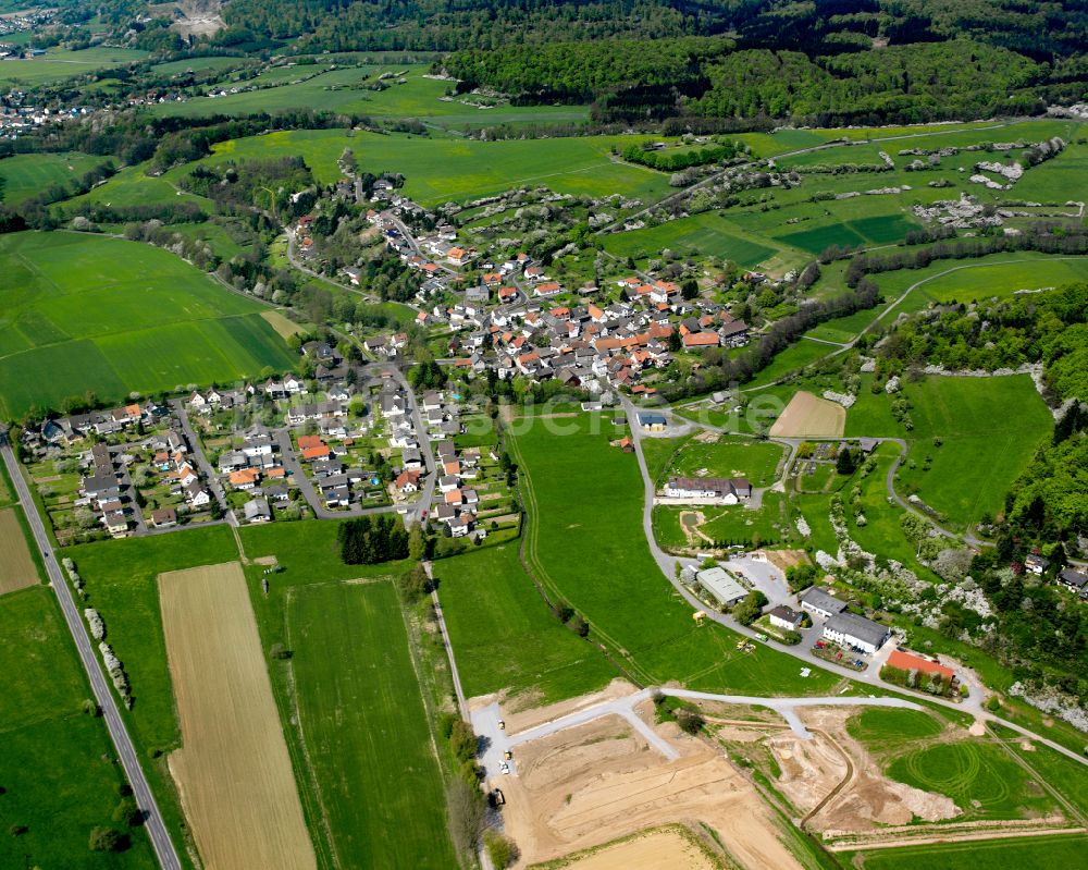 Odenhausen aus der Vogelperspektive: Dorfkern am Feldrand in Odenhausen im Bundesland Hessen, Deutschland