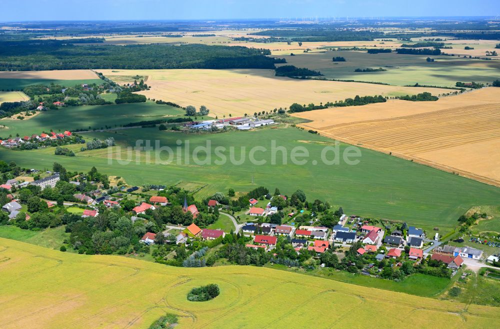 Oevelgünde aus der Vogelperspektive: Dorfkern am Feldrand in Oevelgünde im Bundesland Mecklenburg-Vorpommern, Deutschland