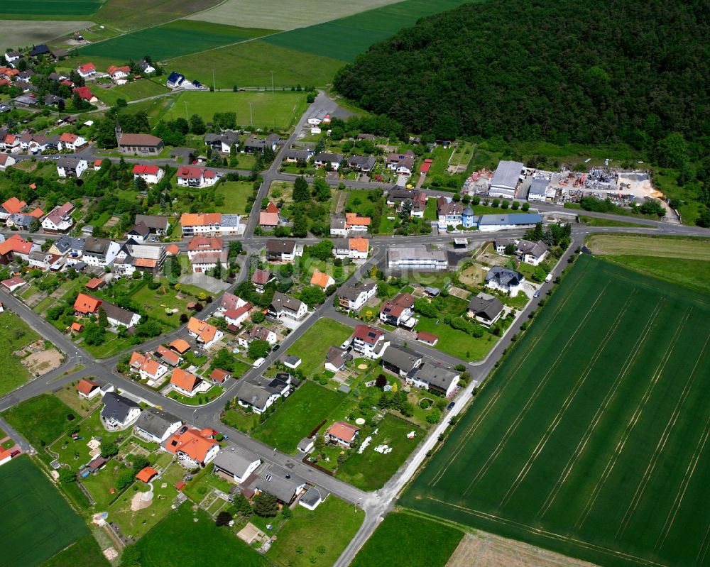 Ohmes von oben - Dorfkern am Feldrand in Ohmes im Bundesland Hessen, Deutschland