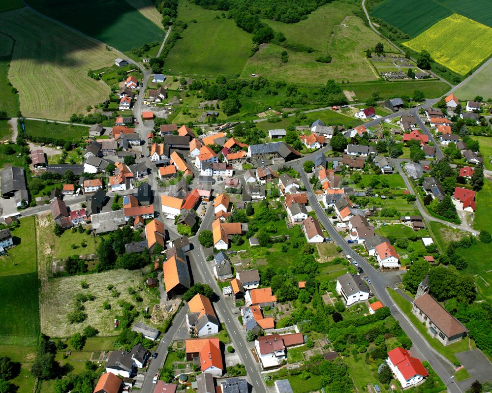 Ohmes aus der Vogelperspektive: Dorfkern am Feldrand in Ohmes im Bundesland Hessen, Deutschland