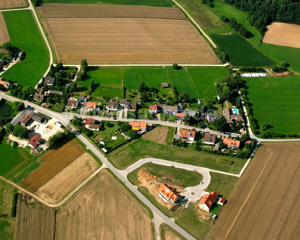 Opfenried aus der Vogelperspektive: Dorfkern am Feldrand in Opfenried im Bundesland Bayern, Deutschland