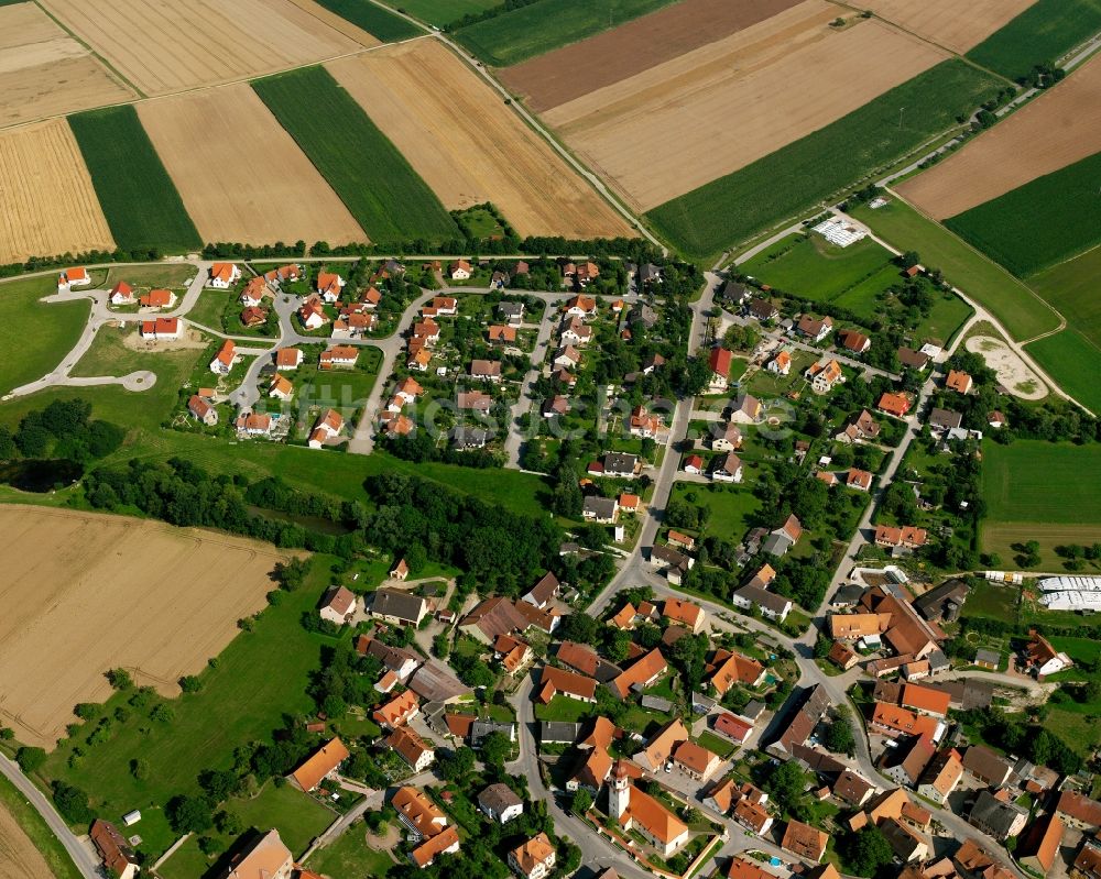 Opfenried aus der Vogelperspektive: Dorfkern am Feldrand in Opfenried im Bundesland Bayern, Deutschland