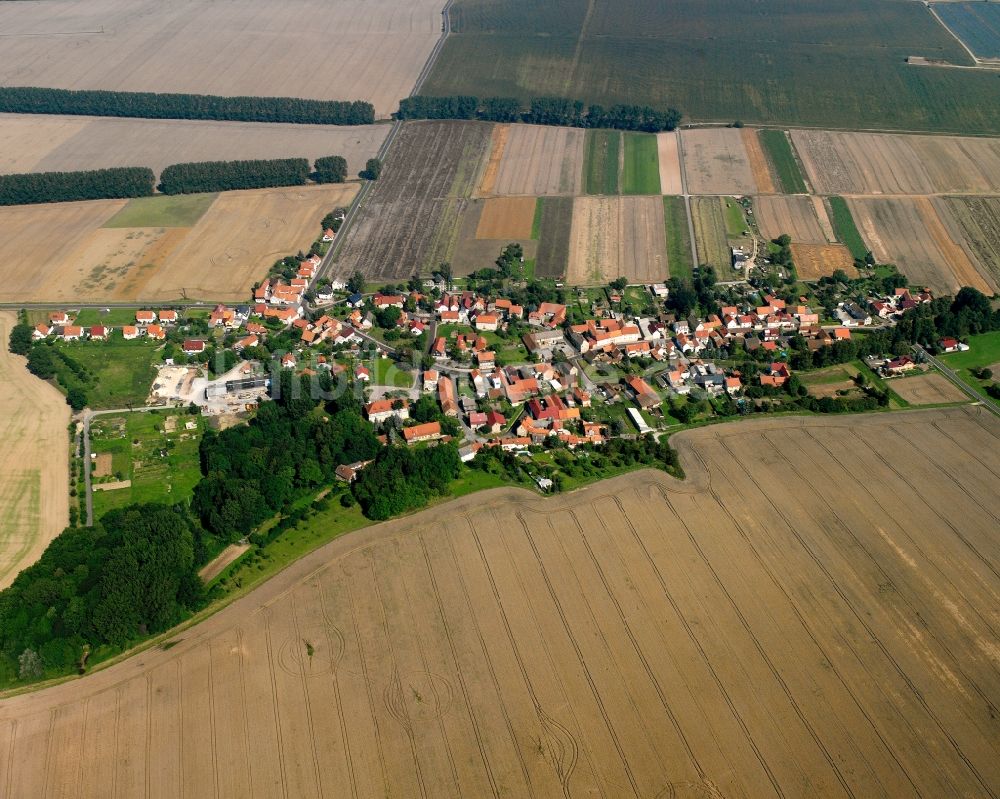 Oppershausen von oben - Dorfkern am Feldrand in Oppershausen im Bundesland Thüringen, Deutschland