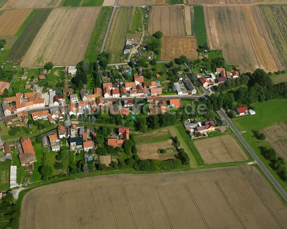 Oppershausen aus der Vogelperspektive: Dorfkern am Feldrand in Oppershausen im Bundesland Thüringen, Deutschland